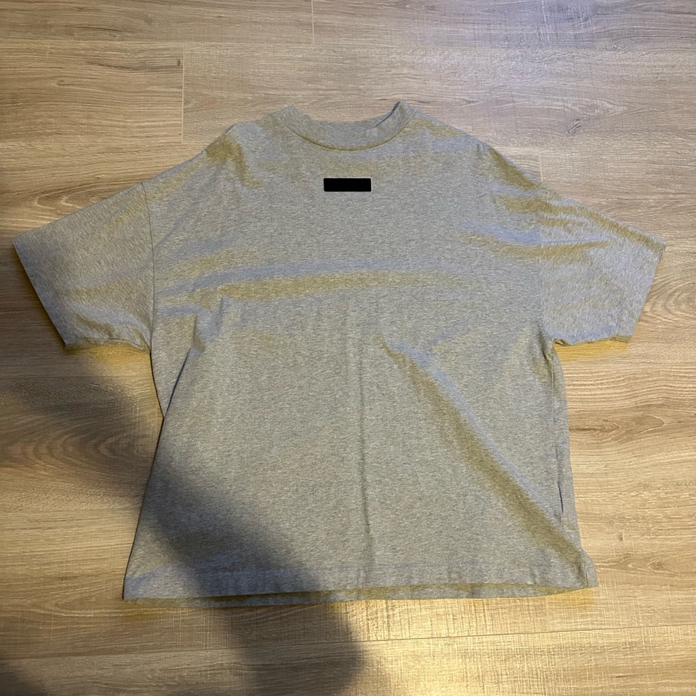 FEAR OF GOD ESSENTIALS MEN’S ESSENTIALS TEE - HEATHER GREY